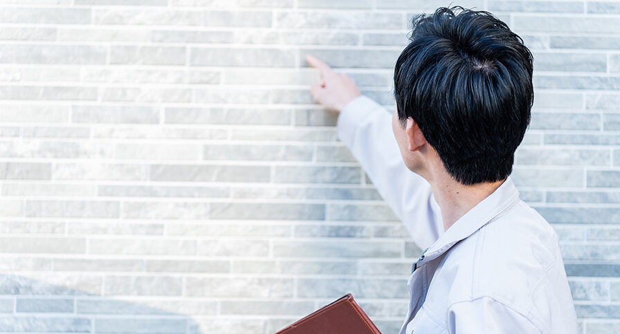外壁をチェックする専門業者